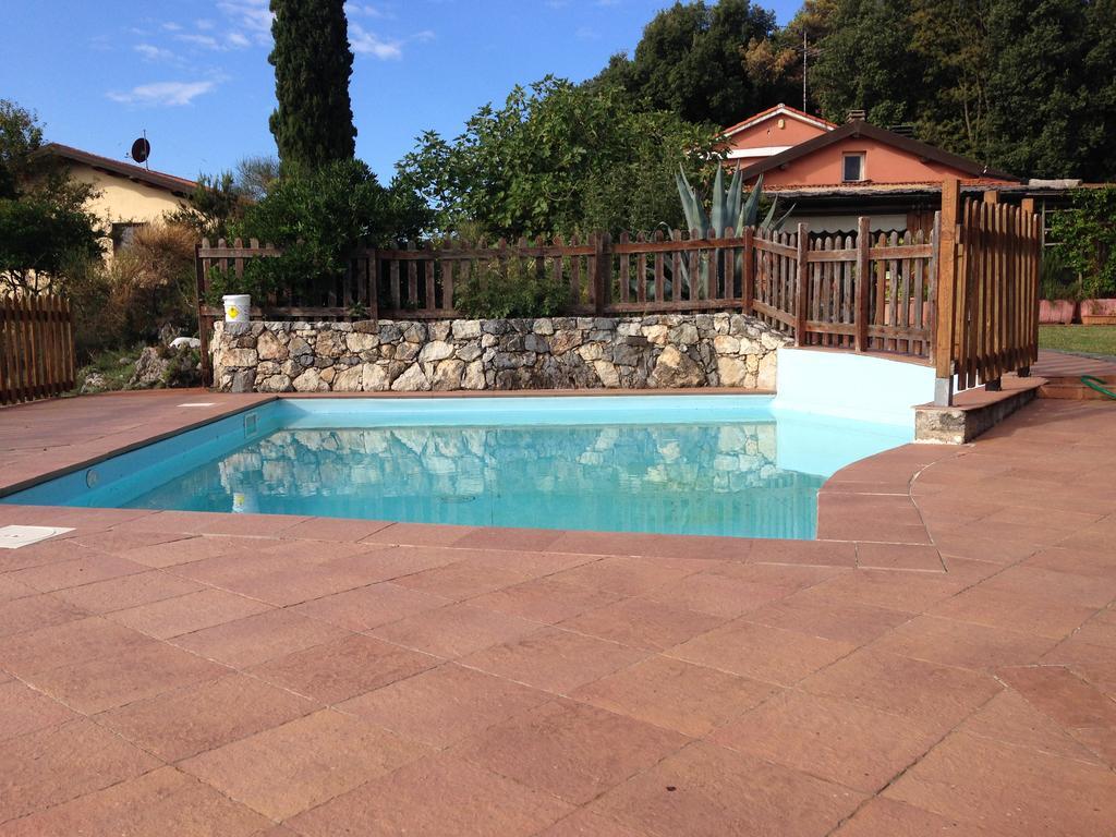 לינה וארוחת בוקר לריצ'י Agriturismo "La Rosa Canina" מראה חיצוני תמונה