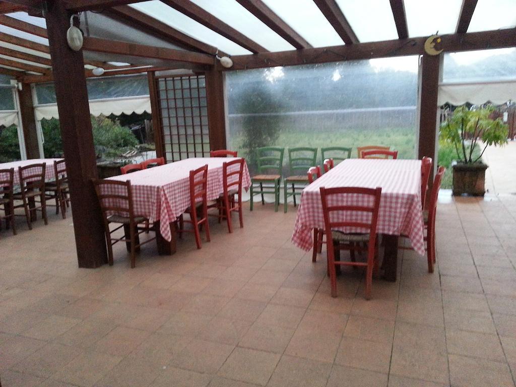 לינה וארוחת בוקר לריצ'י Agriturismo "La Rosa Canina" מראה חיצוני תמונה
