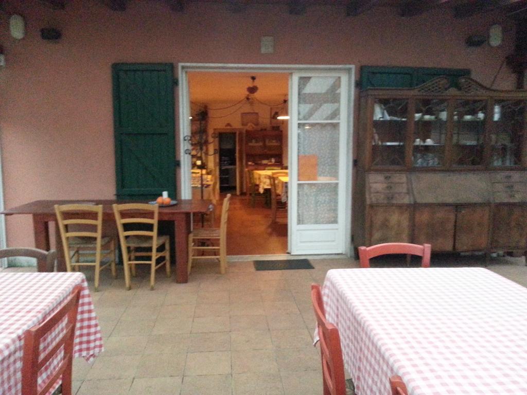 לינה וארוחת בוקר לריצ'י Agriturismo "La Rosa Canina" מראה חיצוני תמונה