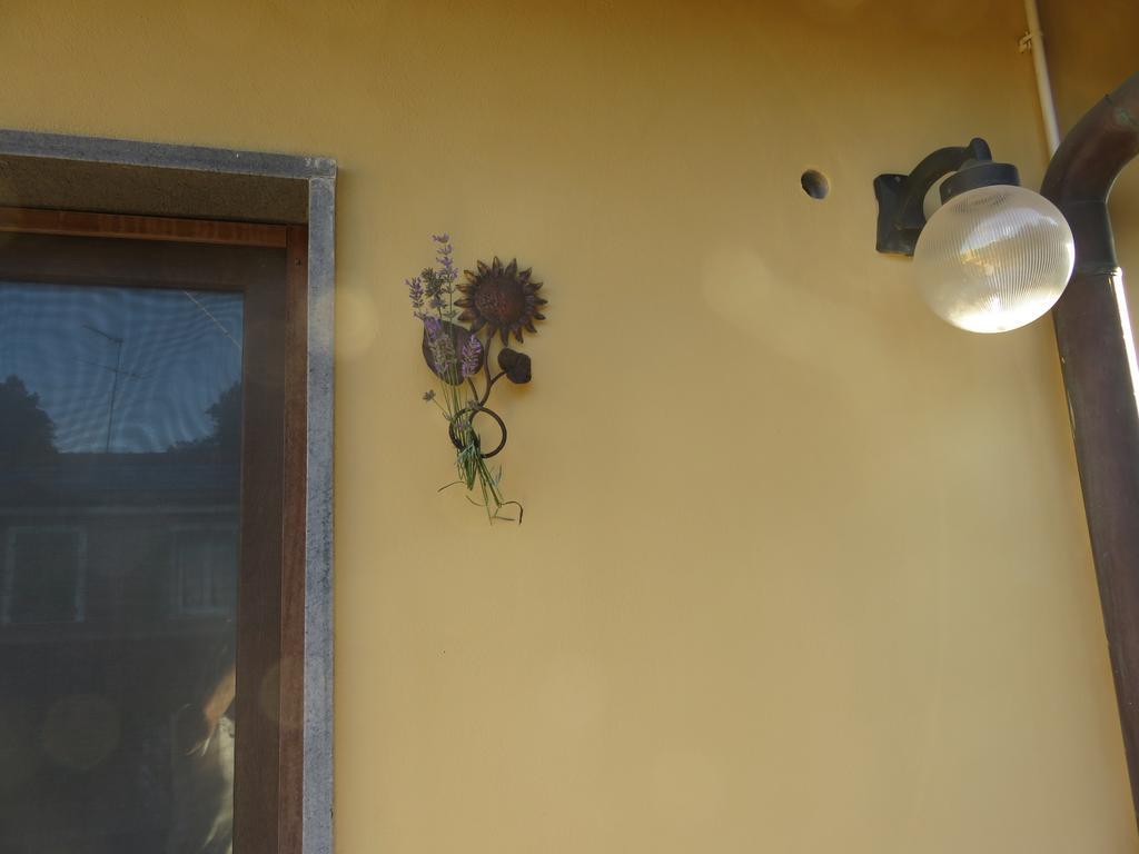 לינה וארוחת בוקר לריצ'י Agriturismo "La Rosa Canina" מראה חיצוני תמונה