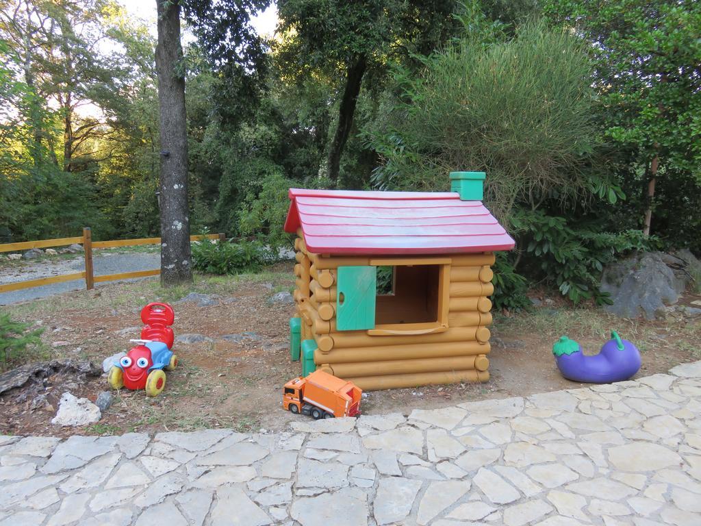 לינה וארוחת בוקר לריצ'י Agriturismo "La Rosa Canina" מראה חיצוני תמונה