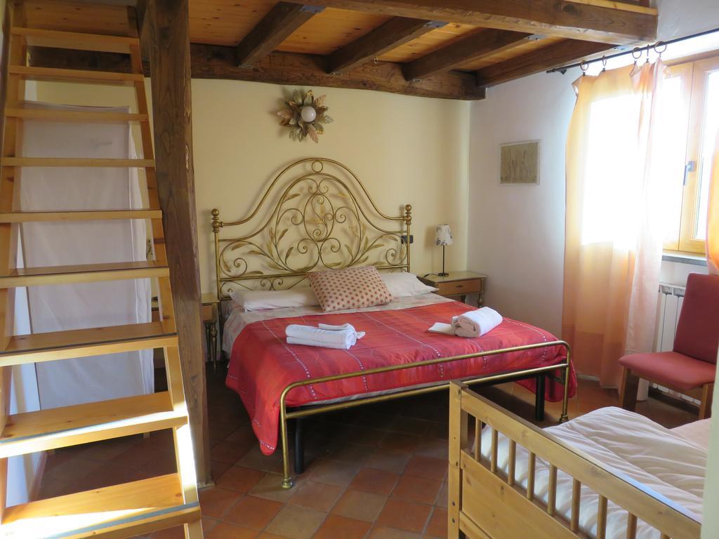לינה וארוחת בוקר לריצ'י Agriturismo "La Rosa Canina" מראה חיצוני תמונה
